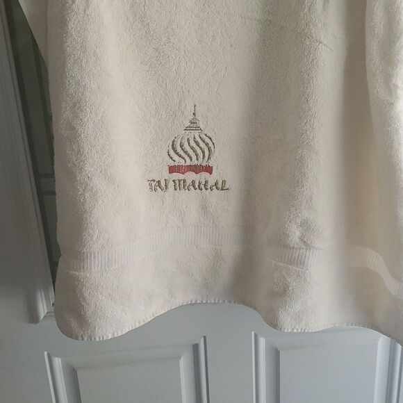 TRUMP TAJ MAHAL bath, beach towel blanket HUGE 34"x68" EXC CONDITION REGENT - Picture 2 of 5